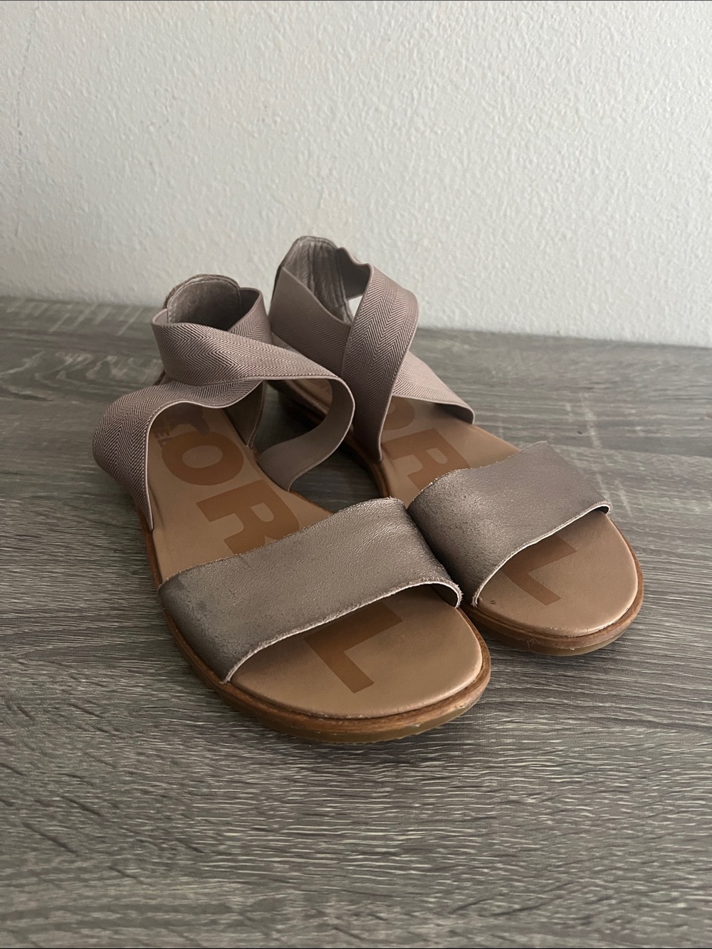 Sorel Ella II Women’s Metallic Taupe Leather Elastic Strap Flat Sandals
